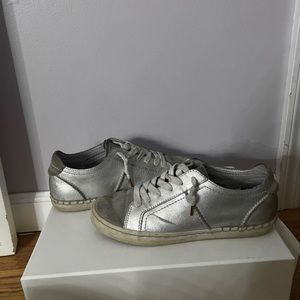 Dolce Vita Sneakers in silver/grey